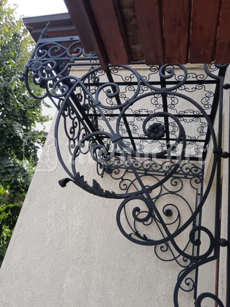 Consola copertinei, cu frunze și volute, văzută de aproape.