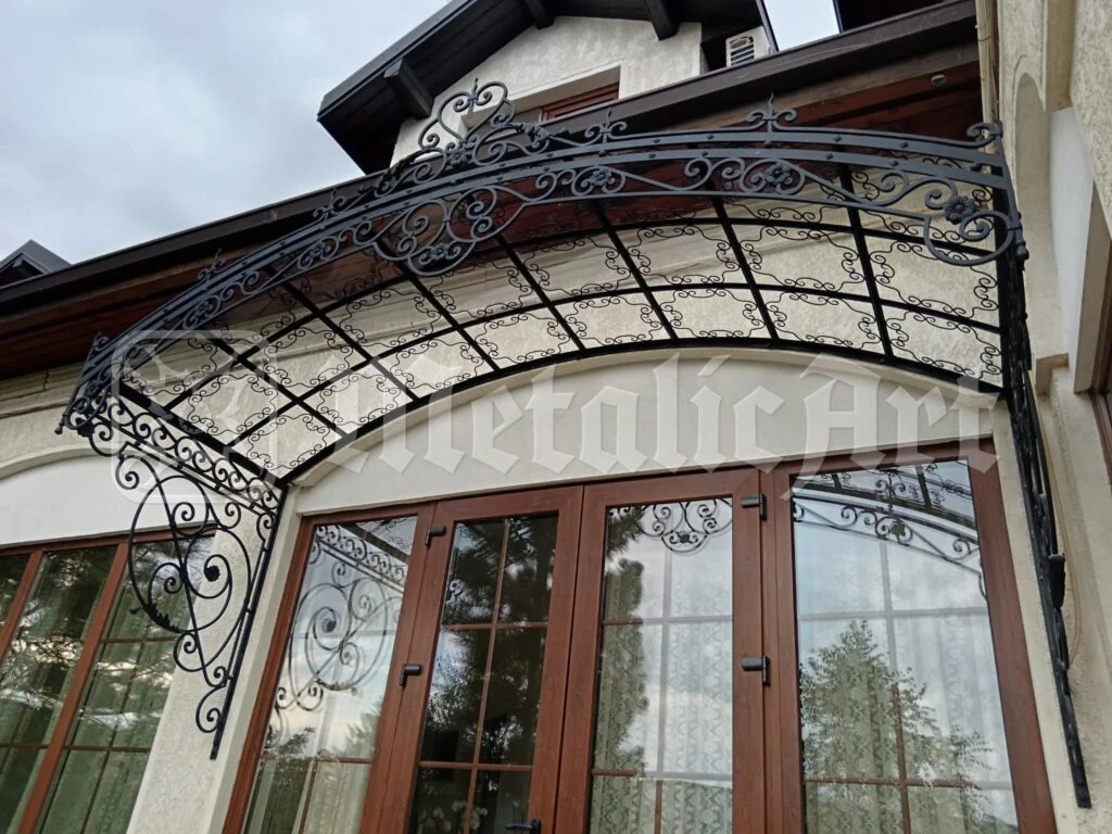 Copertina văzută de jos, cu grătarul de bare și ornamentul de pe coamă.