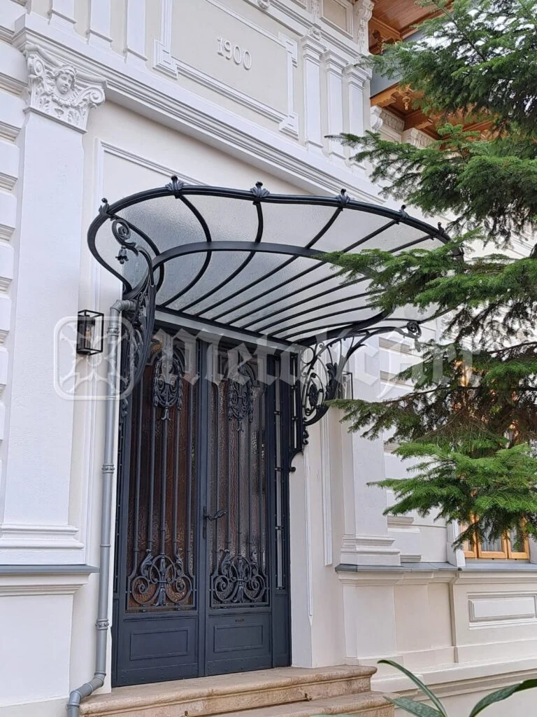 Copertină din fier forjat deasupra ușii metalice, altă vedere