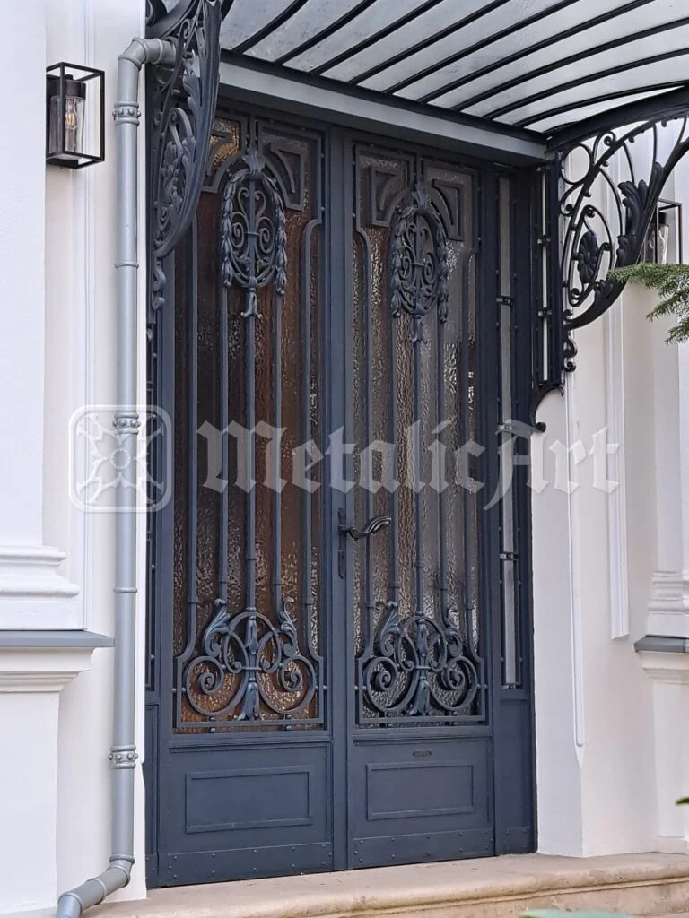 Copertină din fier forjat deasupra ușii metalice