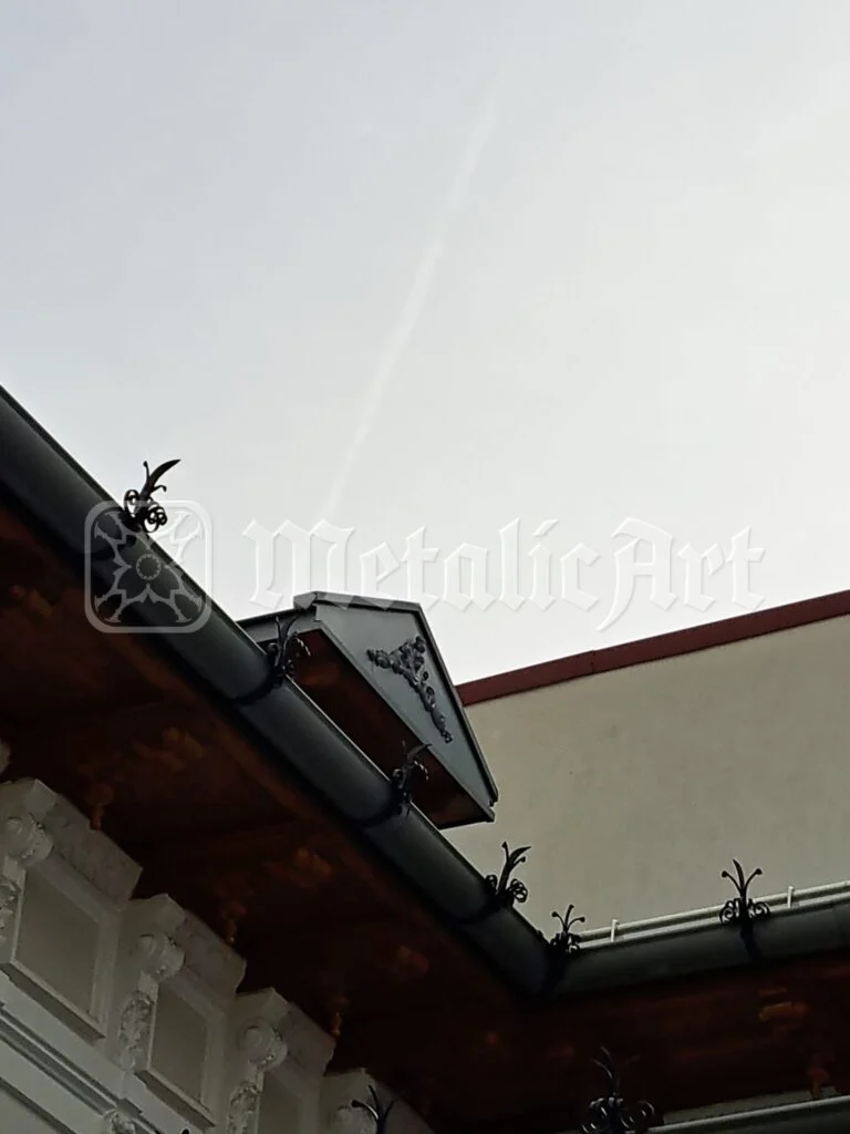 Copertină cu jgheab și vârfuri din fier forjat, altă vedere