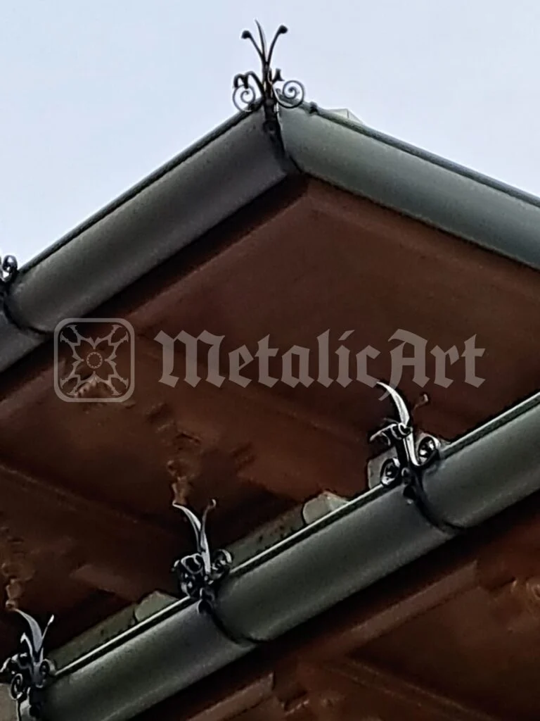 Copertină cu jgheab și vârfuri din fier forjat