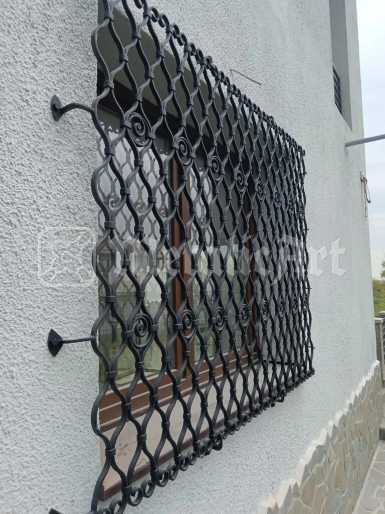 Grilajul ferestrei mari, văzut razant de-a lungul fațadei.