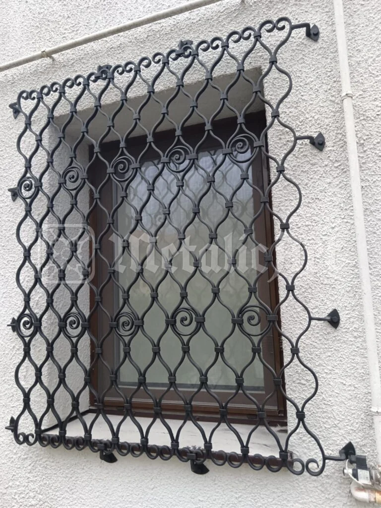 Grilajul văzut din față, cu volutele din mijlocul împletiturii.