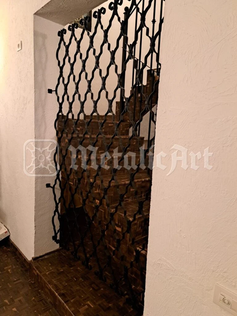 Grilaj vechi din fier forjat, cu model de ochiuri