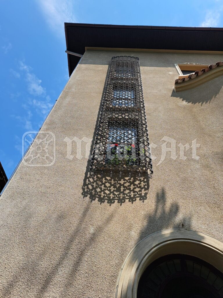 Panou decorativ din fier forjat, montat pe fațadă
