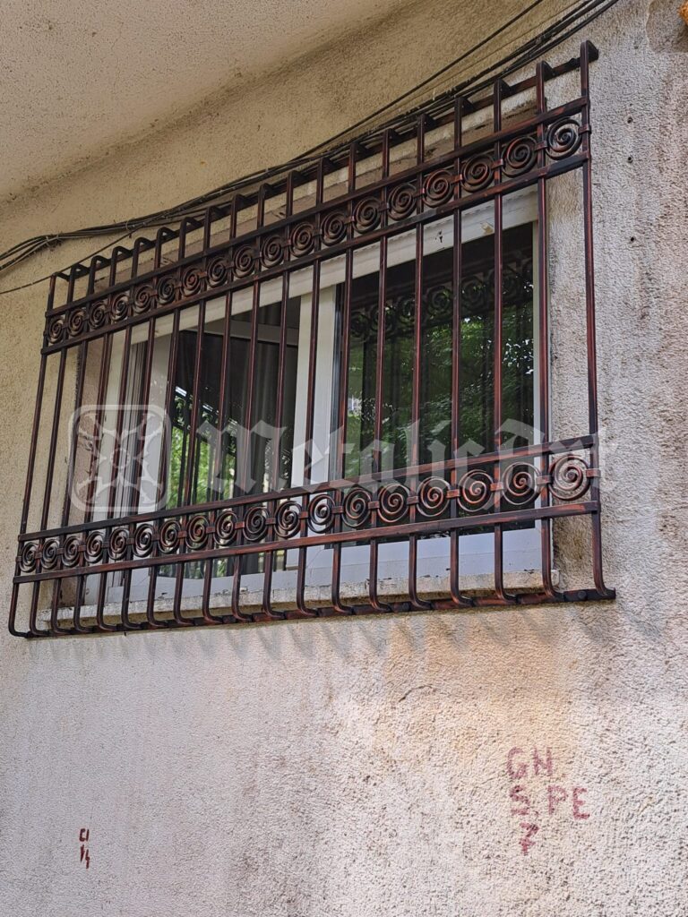 Același grilaj, văzut din față, cu barele ieșite în afară.