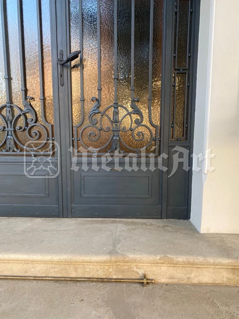 Ușă dublă metalică cu ornamente din fier forjat