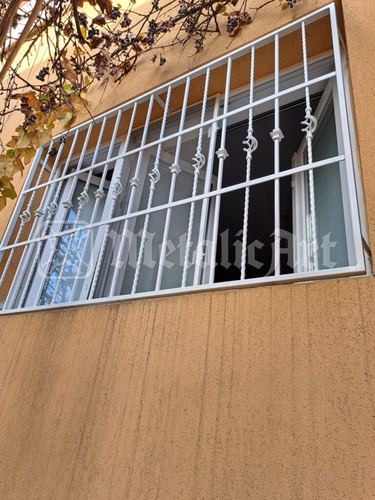 Grilaj de fereastră din fier, vopsit în alb, altă vedere