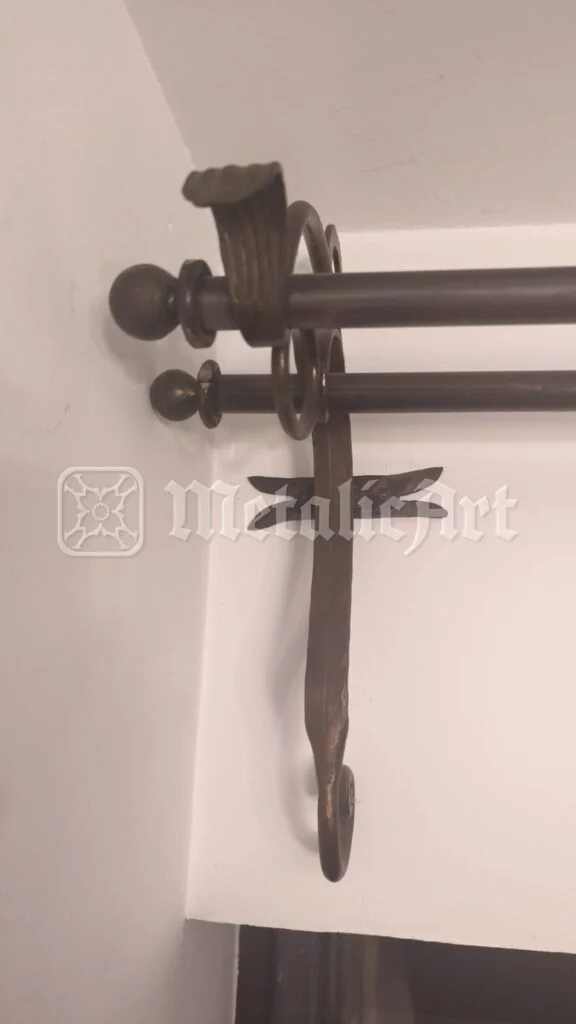 Capetele barelor, cu bile forjate, lângă suportul de perete.
