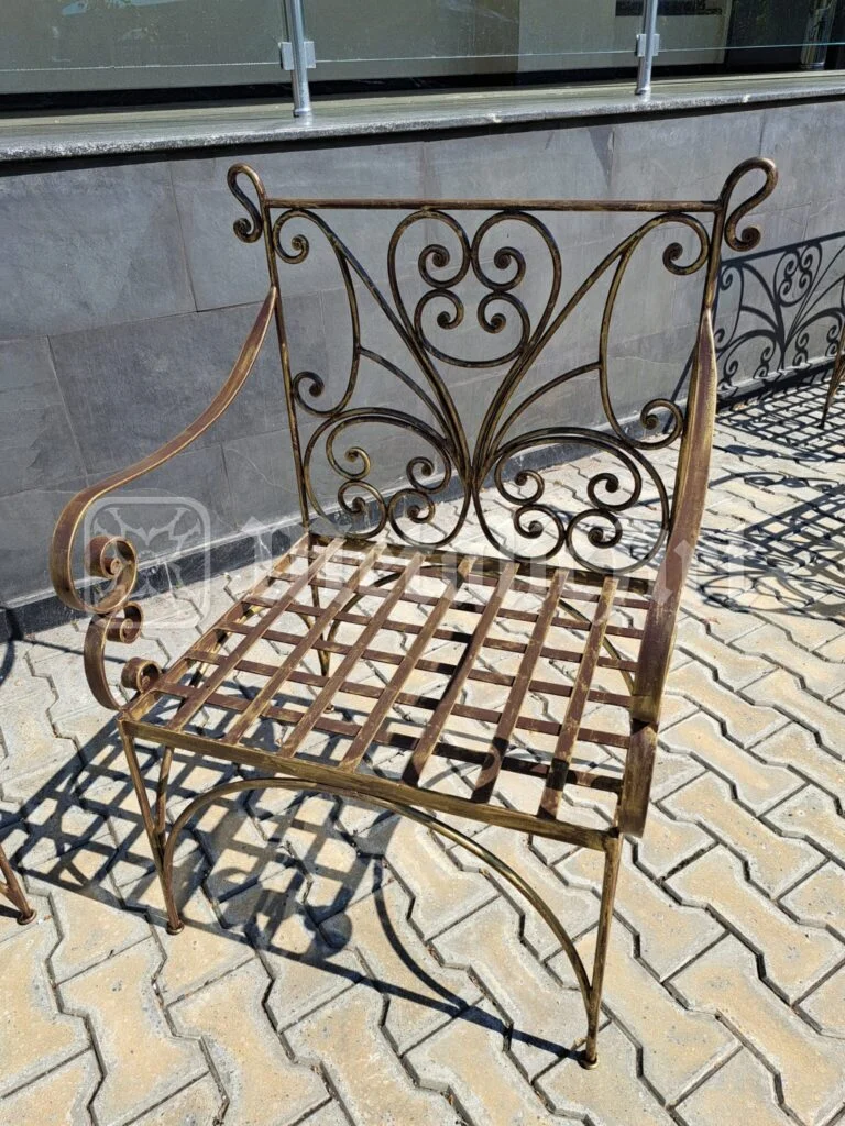 Fotoliul cu spătar de volute, văzut din față.