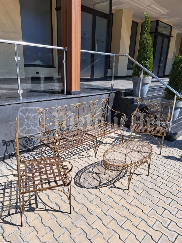 Garnitura întreagă, văzută de la depărtare, pe pavaj.