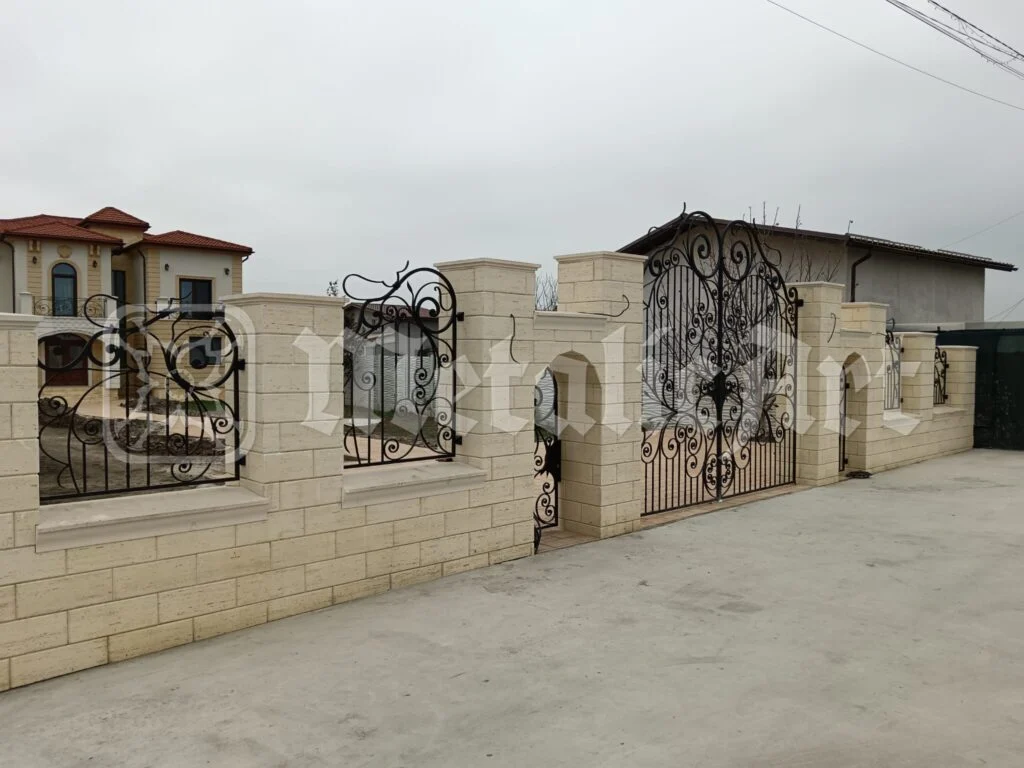 Poarta și gardul, văzute de pe partea cealaltă a străzii.
