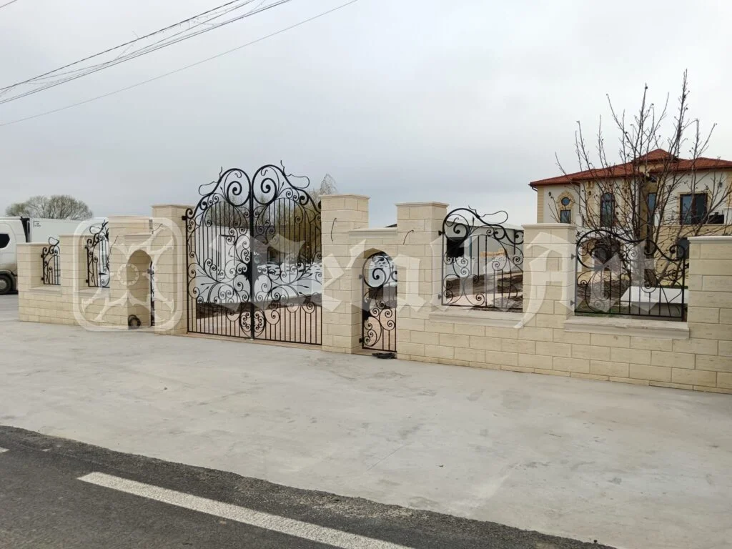 Gardul întreg văzut de pe stradă, de la depărtare.
