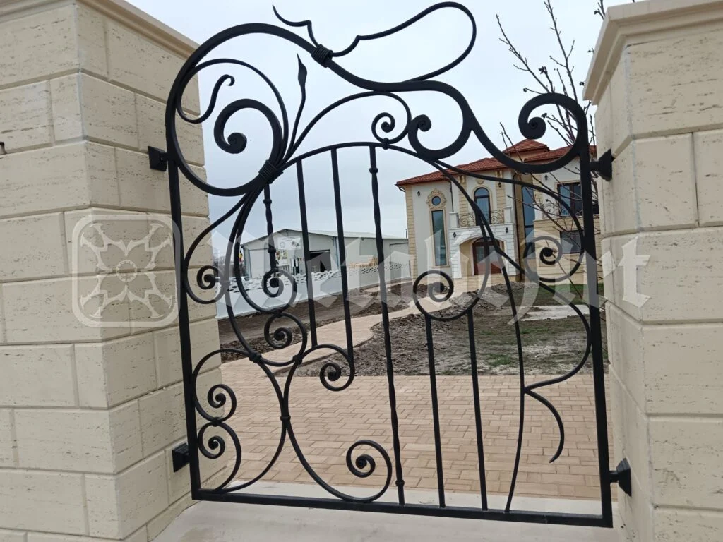 Portița închisă, văzută dinspre curte.