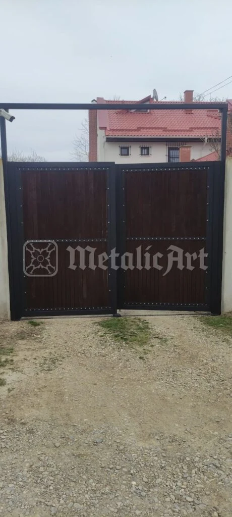 Poarta auto cu umplutură de lemn, văzută de pe alee.