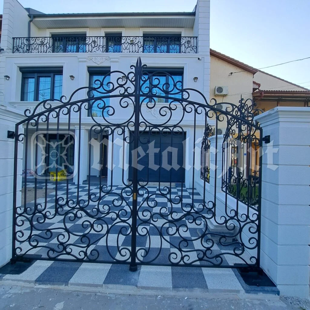 Poarta auto și casa din spatele ei.