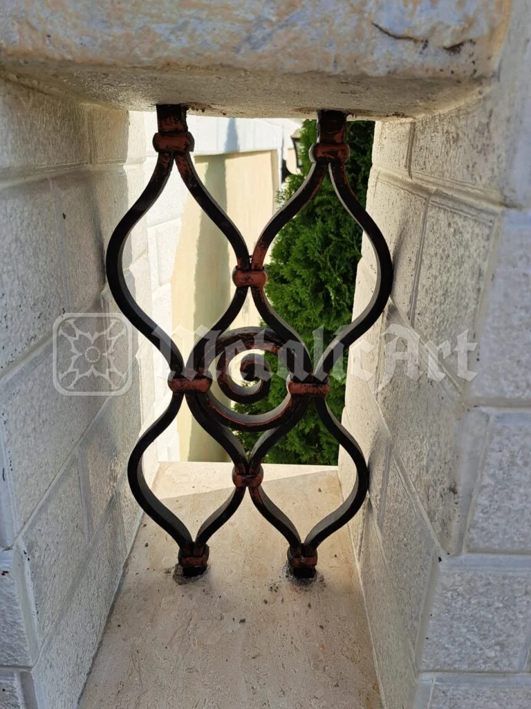 Un singur ochi al împletiturii, văzut prin golul zidului.