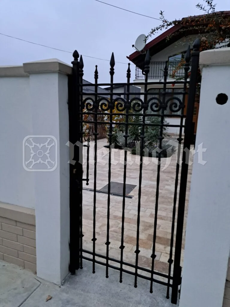 Portiță pietonală din fier, cu bare verticale și vârfuri