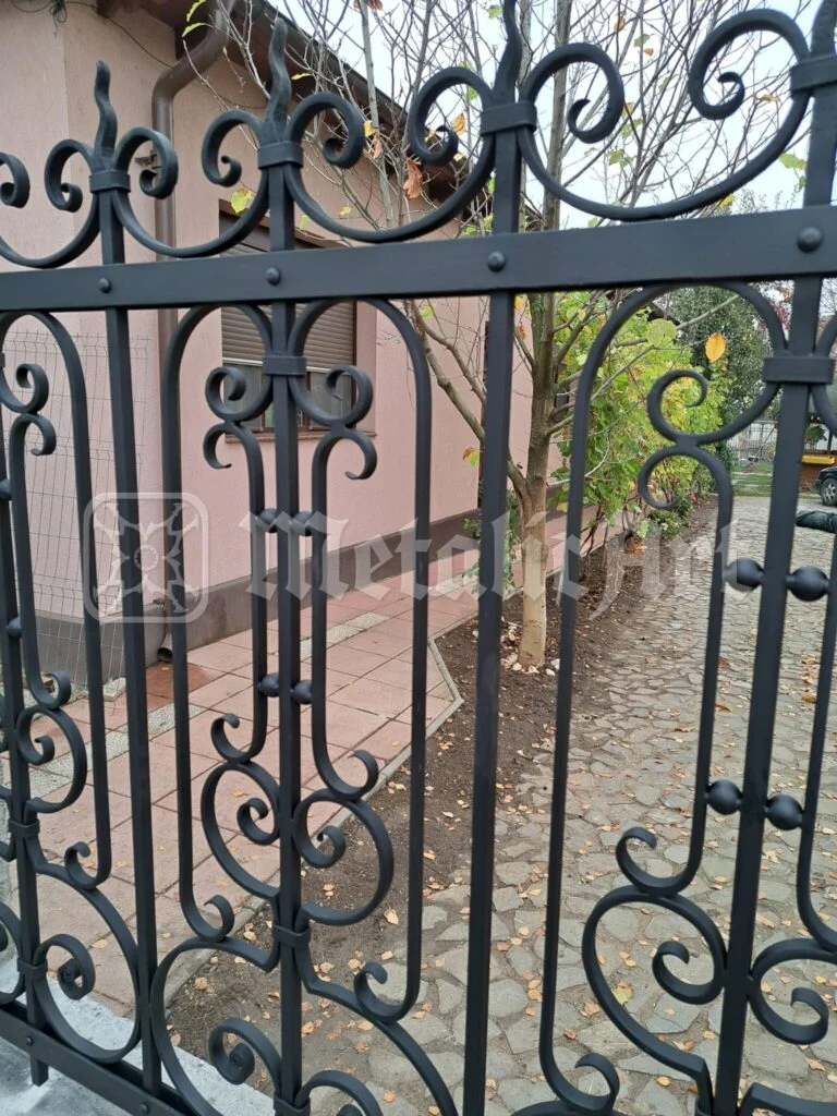 Poarta văzută de jos, cu volutele de pe coamă.