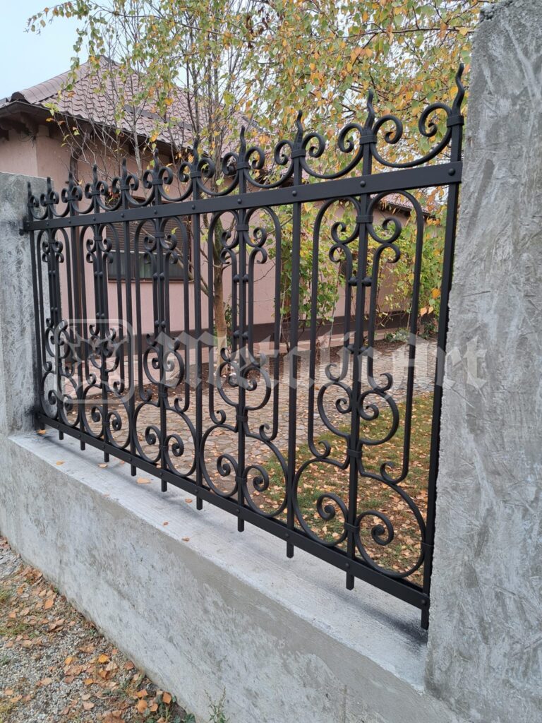 Panoul de gard pe soclul de beton, văzut razant.