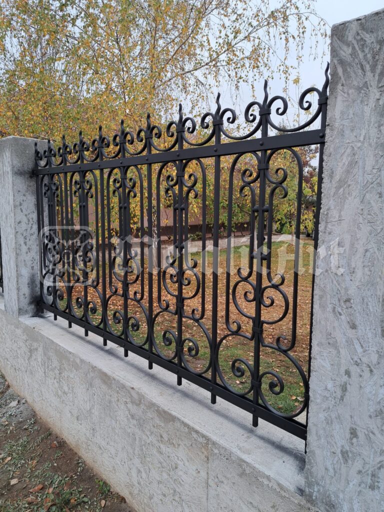 Panoul de gard dinspre grădină, cu copacul în spate.