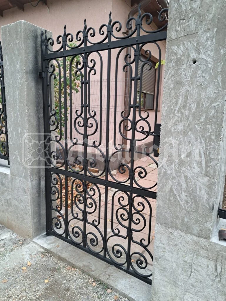 Portița închisă, cu volutele din partea de jos.