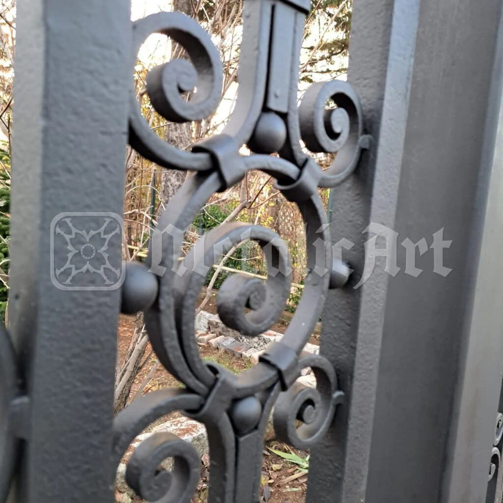 Ornamentul dintre doi stâlpi, văzut de aproape.