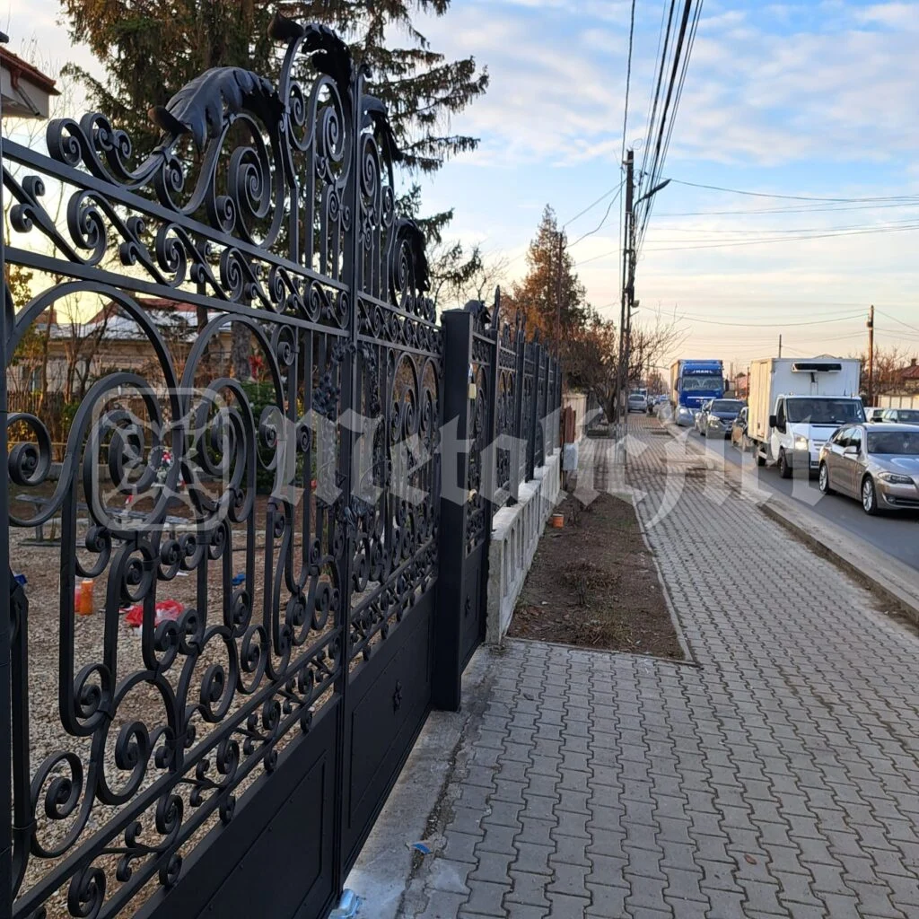 Gardul văzut din celălalt capăt al trotuarului.