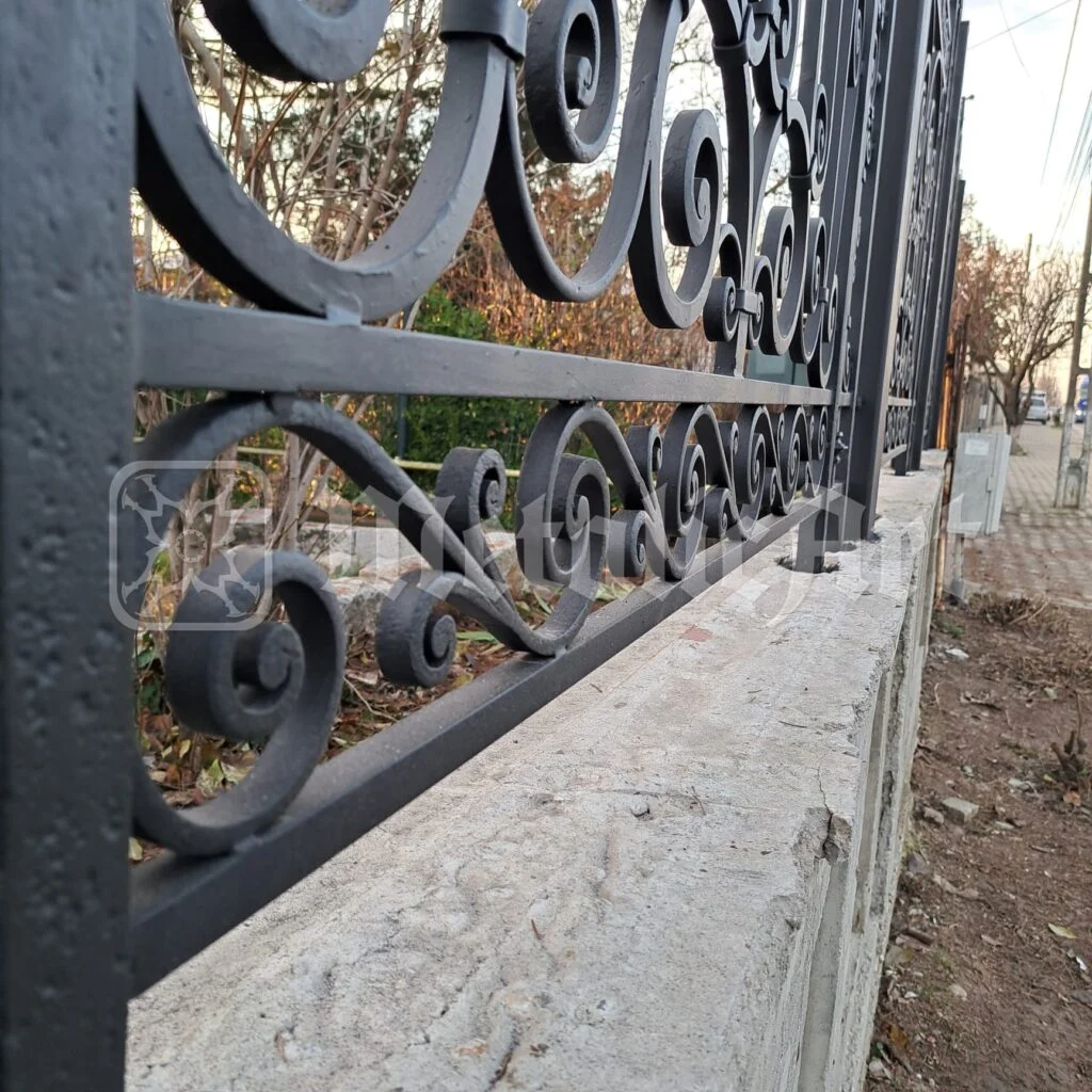 Portița cu mâner de alamă, văzută de aproape.