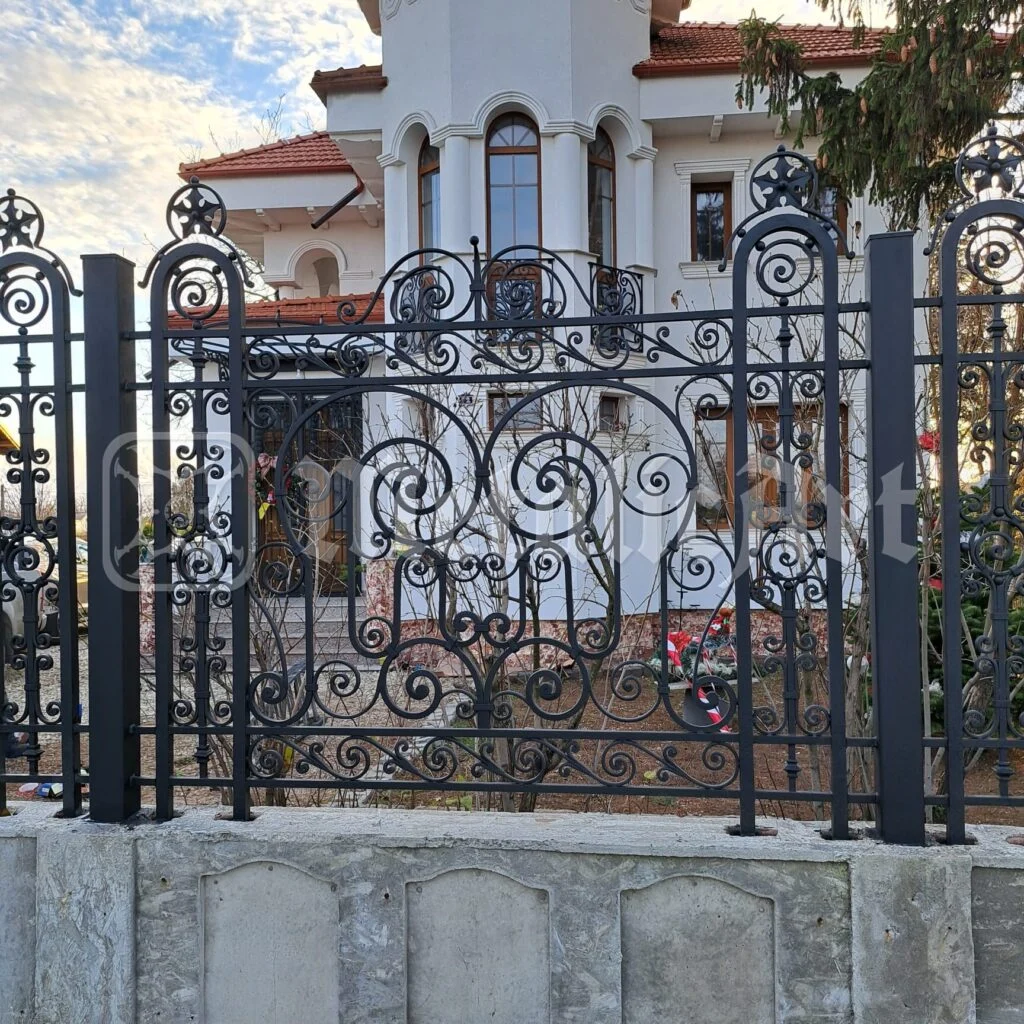 Casa și gardul ei, văzute de pe stradă.
