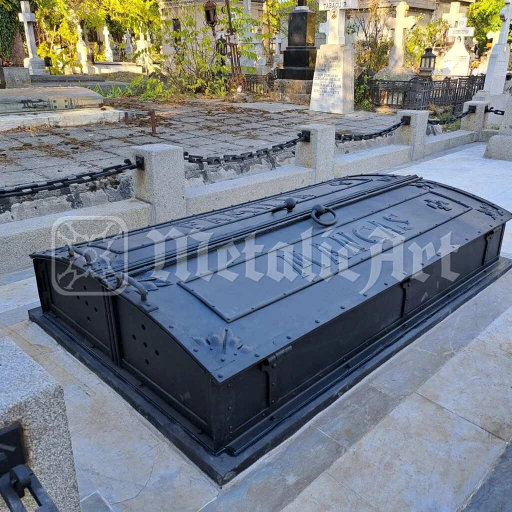 Placa văzută dintr-o parte, așezată pe soclul de piatră.