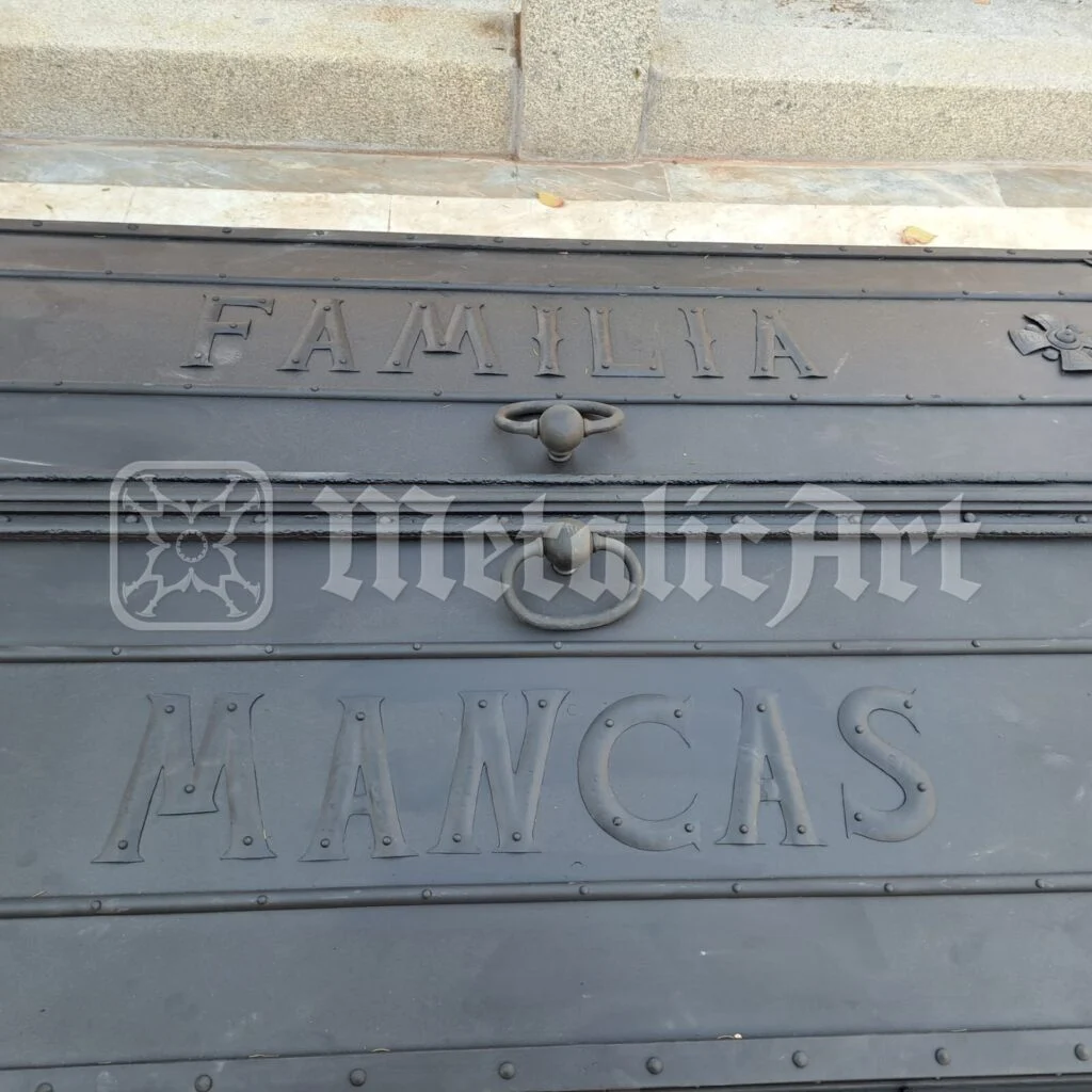 Inscripția „Familia Mancaș”, cu inelul de prindere, văzută de aproape.