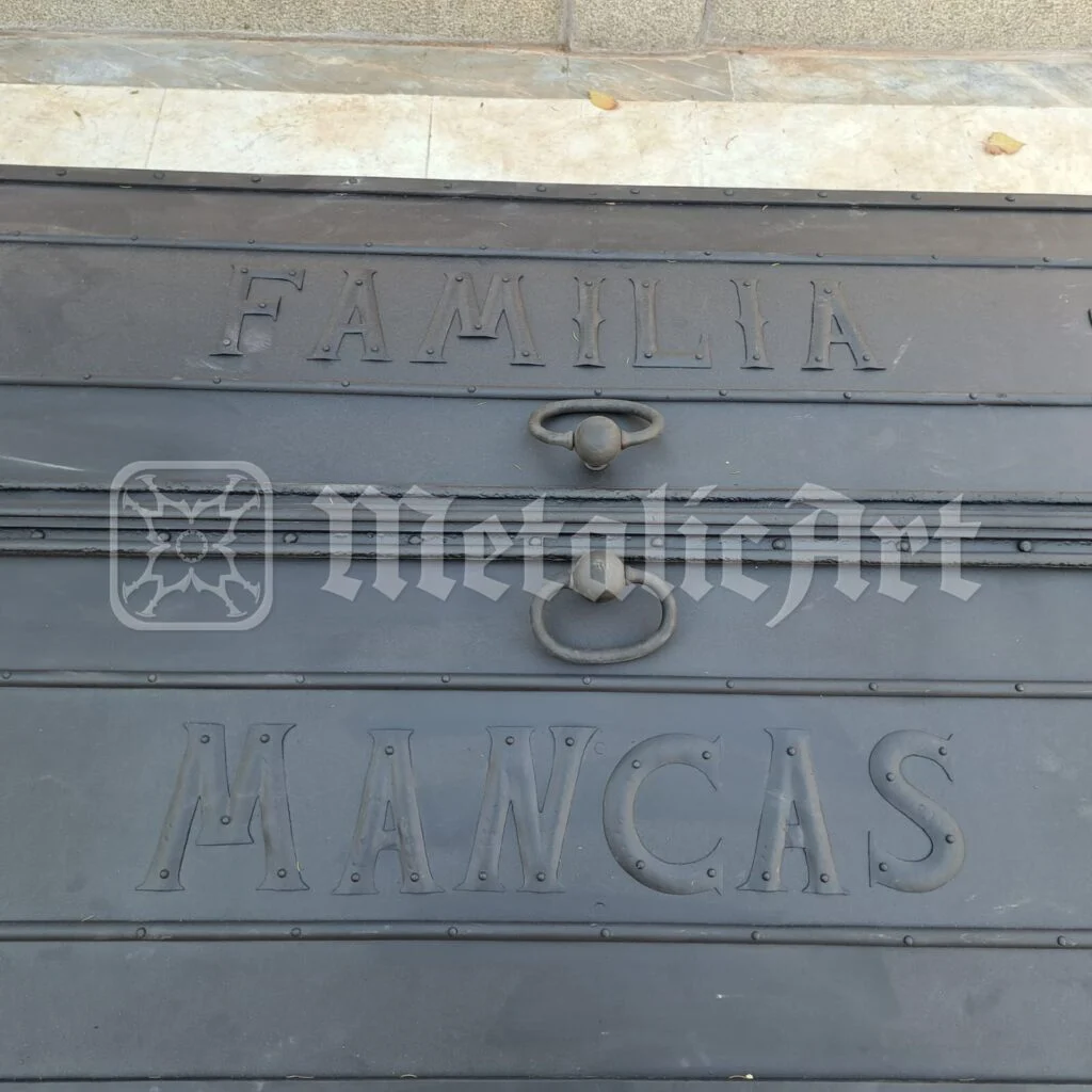 Inscripția văzută din față, cu literele în relief.