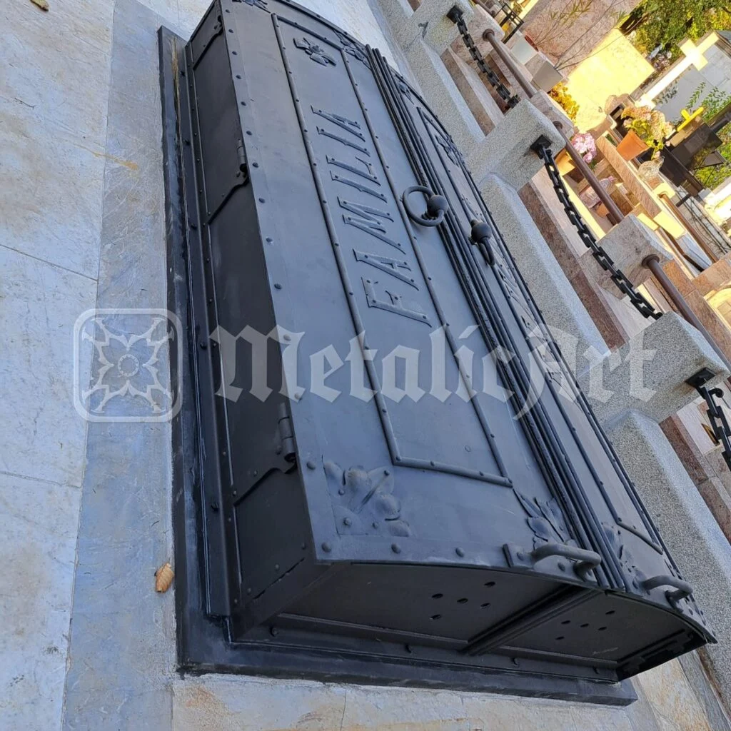 Capacul din celălalt capăt, cu lanțul împrejmuirii în spate.