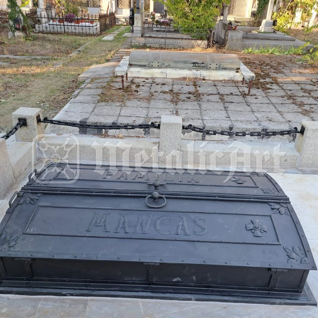 Mormântul și lespedea de piatră, cu cimitirul în fundal.