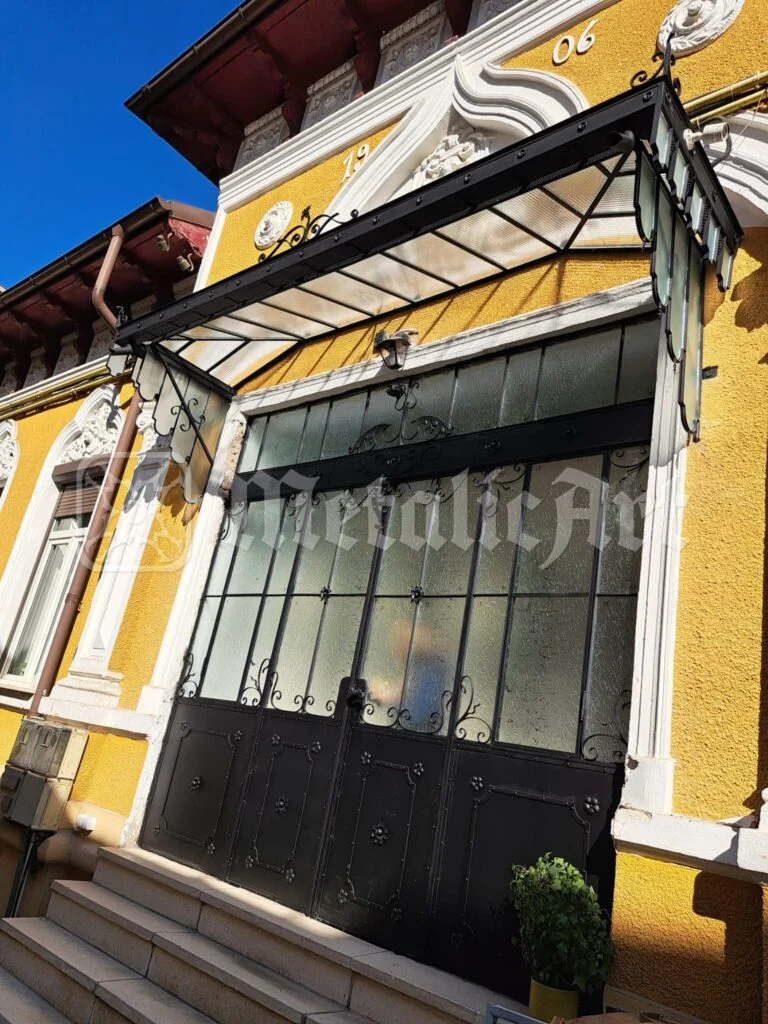 Copertina de sticlă și vitrina, văzute de jos.