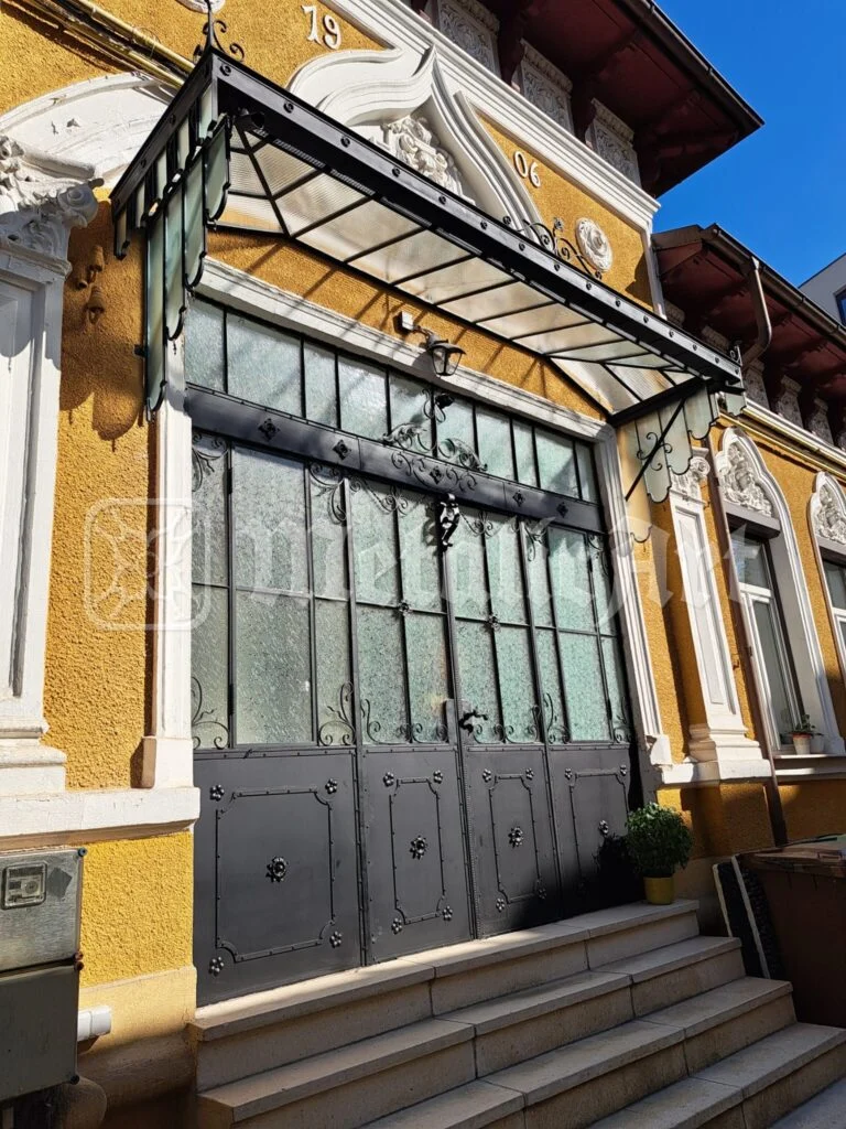 Fațada cu vitrine, văzută dinspre trepte.