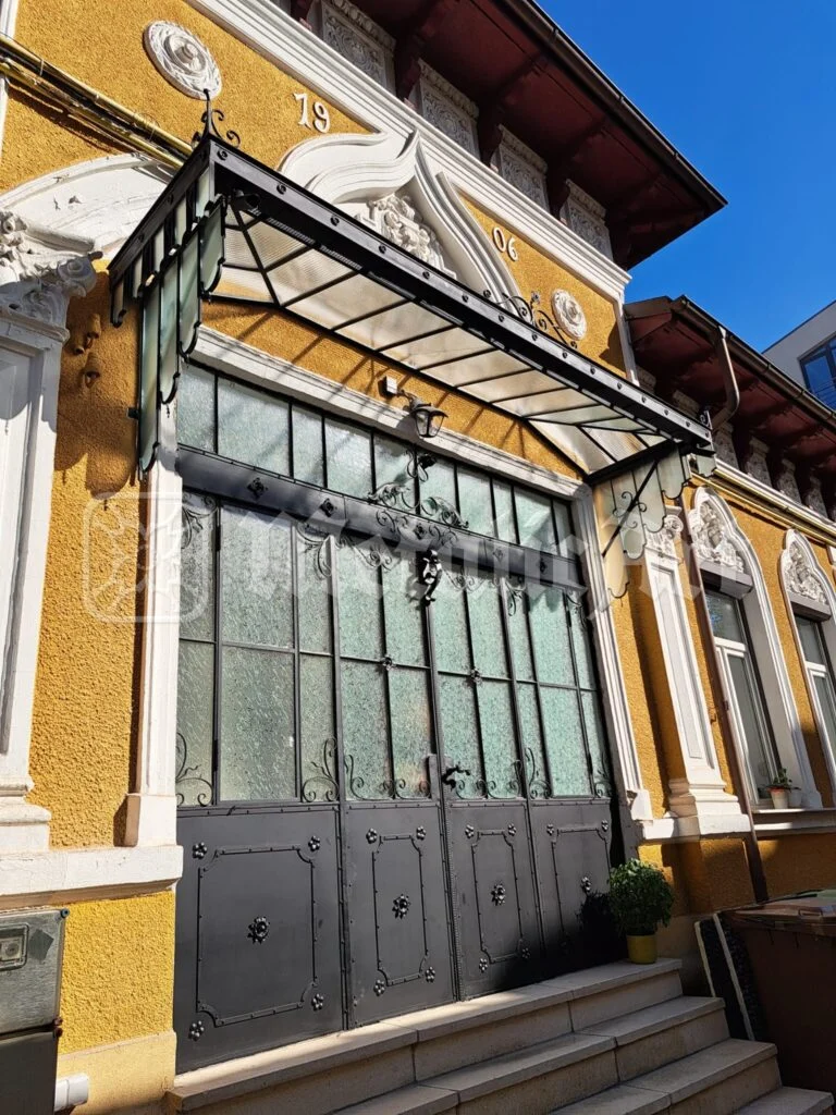 Colțul vitrinei, cu copertina deasupra.