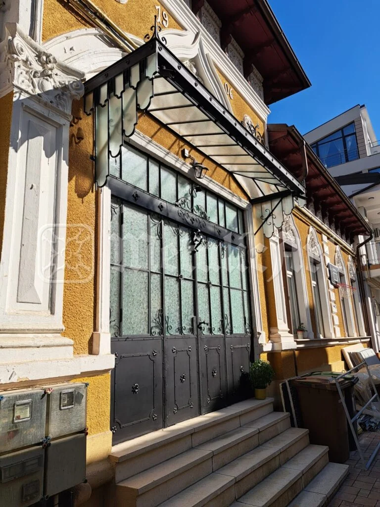 Vitrinele de-a lungul fațadei, în lumina dimineții.