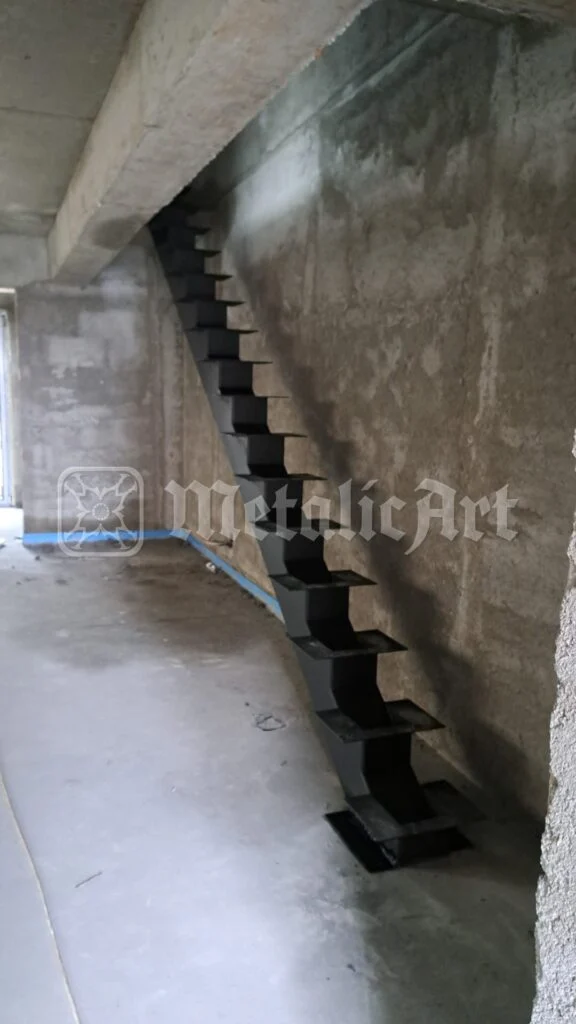 Scara văzută dinspre perete, cu treptele în trepte de fierăstrău.