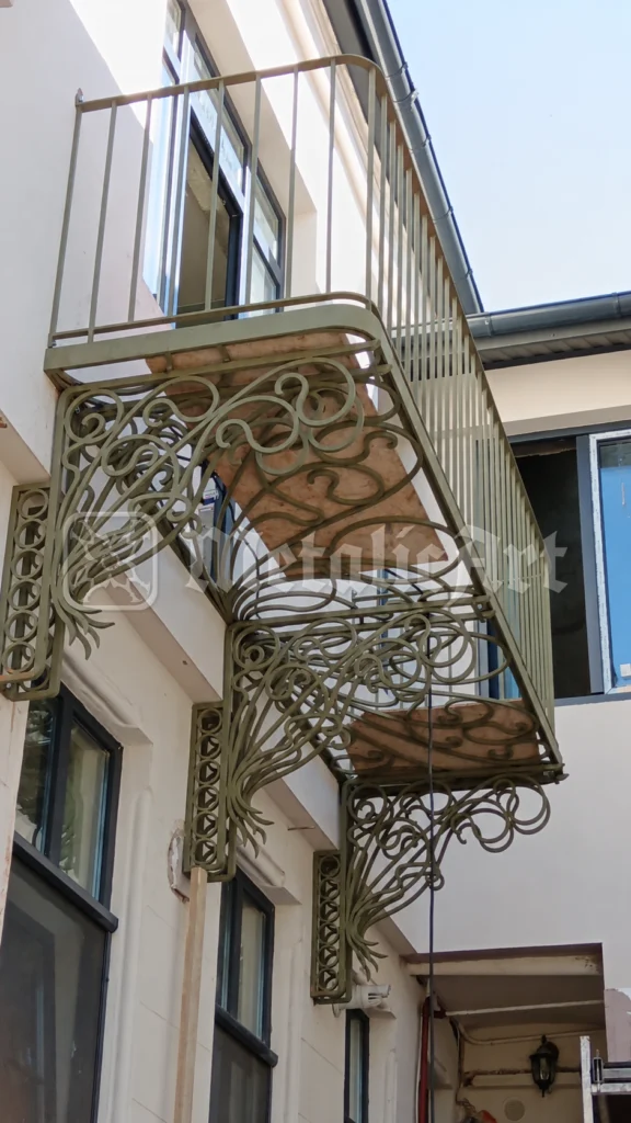 Balconul și consolele lui forjate, văzute dinspre curtea interioară.