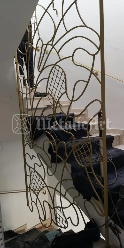 Panoul balustradei, cu desenul lui întreg, pe casa scării.
