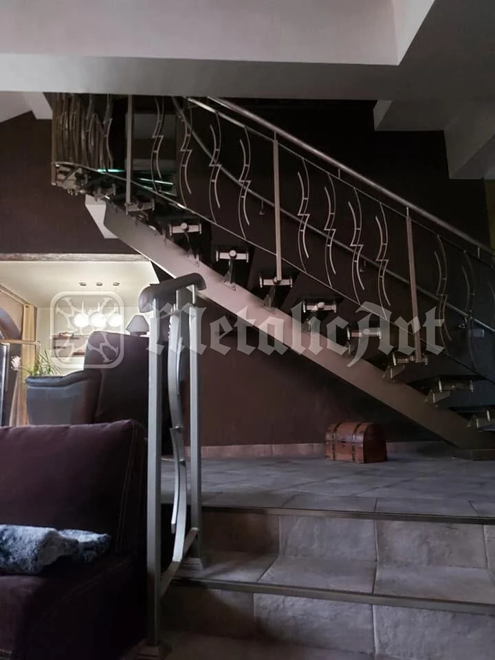 Balustrada de la capătul scării, cu montanții de inox.