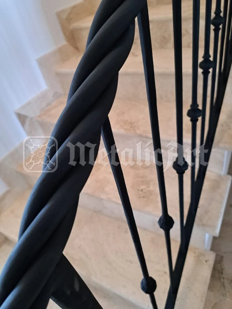 Torsada mâinii curente, văzută de aproape, cu barele dedesubt.