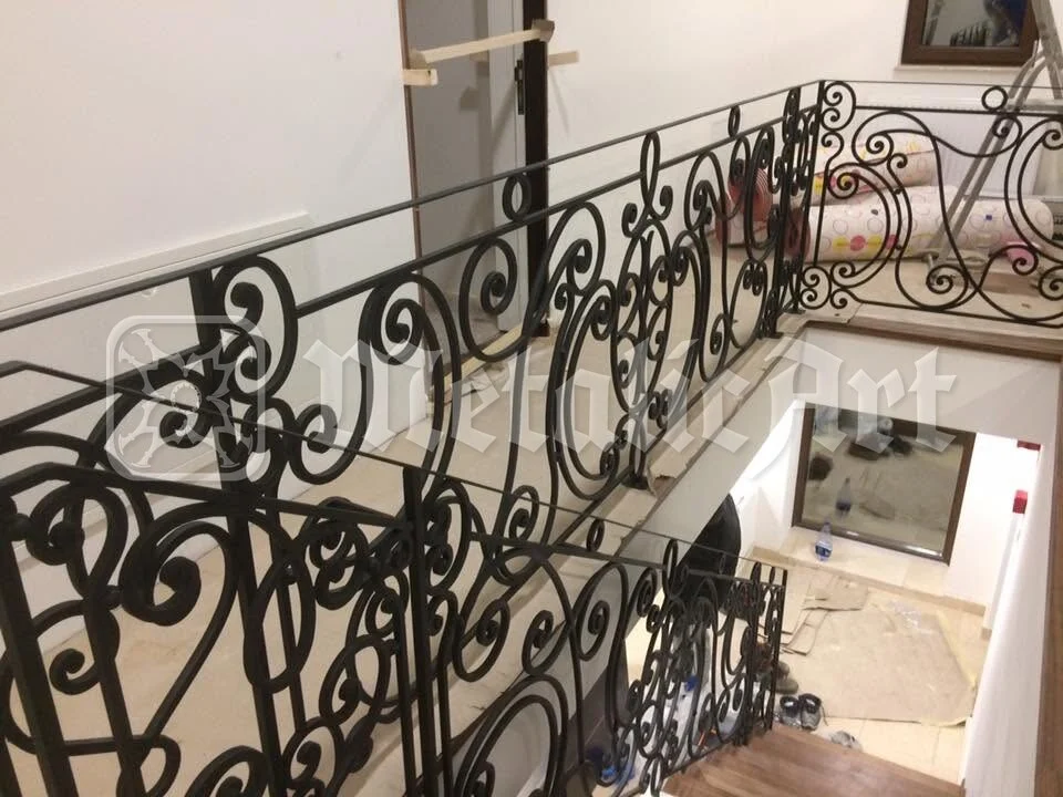 Rampa scării, cu panourile ei, văzută de sus.