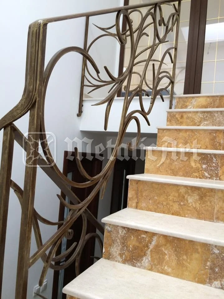 Rampa văzută din hol, cu desenul auriu pe treptele de travertin.