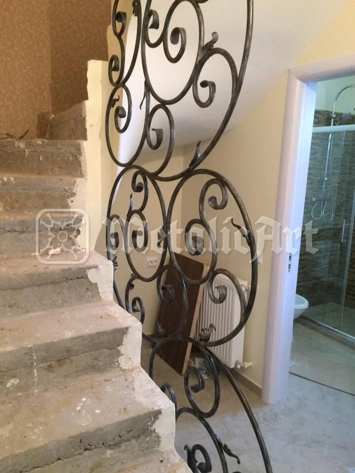 Rampa cu volutele mari, pe treptele de beton.