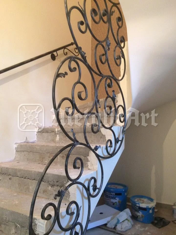 Rampa scării, cu volutele mari.