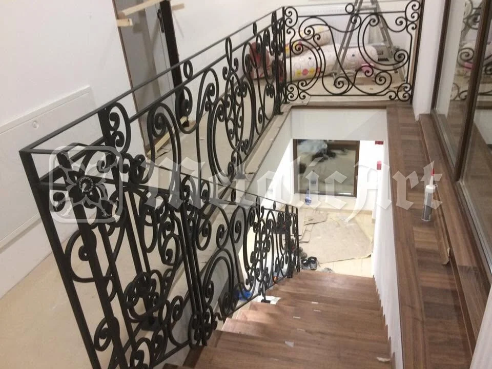 Rampa și palierul, văzute din capătul scării.